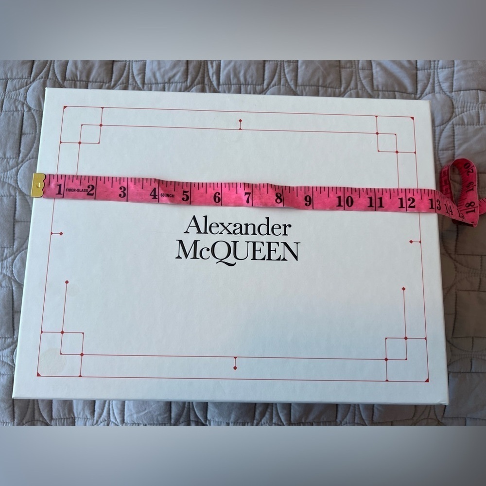 Alexander McQueen White Box - Picture 15 of 15